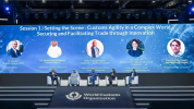 Conferencia de apertura con Ian Saunders, Secretario General de la OMA; Rashed Al Mansoori, Director General de Aduanas de Abu Dabi; Bashir Adewale Adeniyi, Director General del Servicio de Aduanas de Nigeria y Presidente del Consejo de la OMA; Marion Jansen, Directora del Directorio de Comercio y Agricultura de la Organización para la Cooperación y el Desarrollo Económicos (OCDE); y Pierre-Antoine Champin, Estratega Principal de Datos del Consorcio World Wide Web.