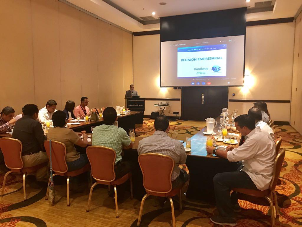 Momentos de la reunión con la comunidad empresarial de Honduras en las instalaciones del Hotel Intercontinental Real de San Pedro Sula.