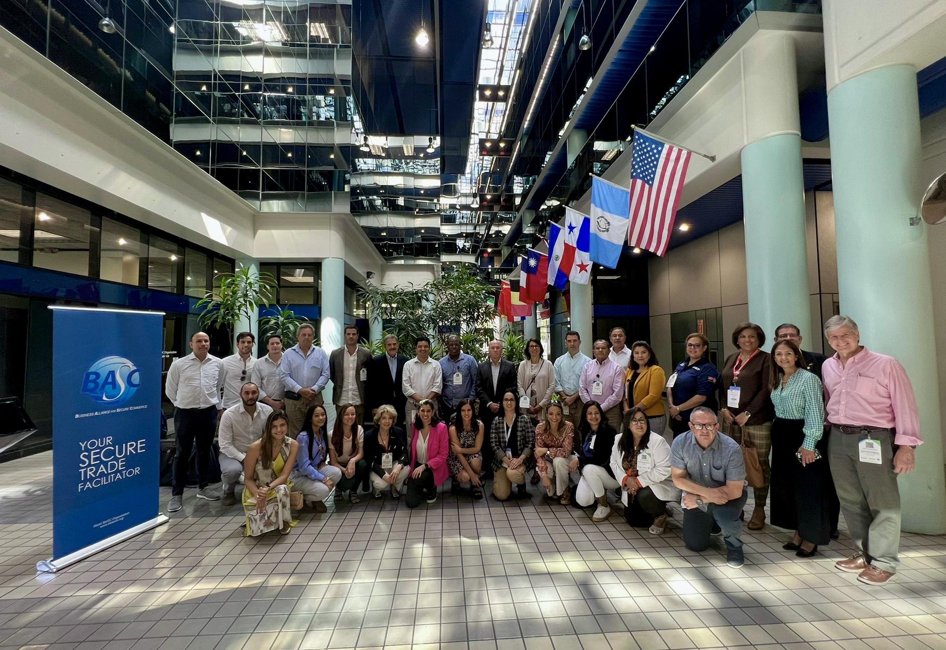 Delegados de la Misión Comercial en su visita a las instalaciones de WBO, Miami